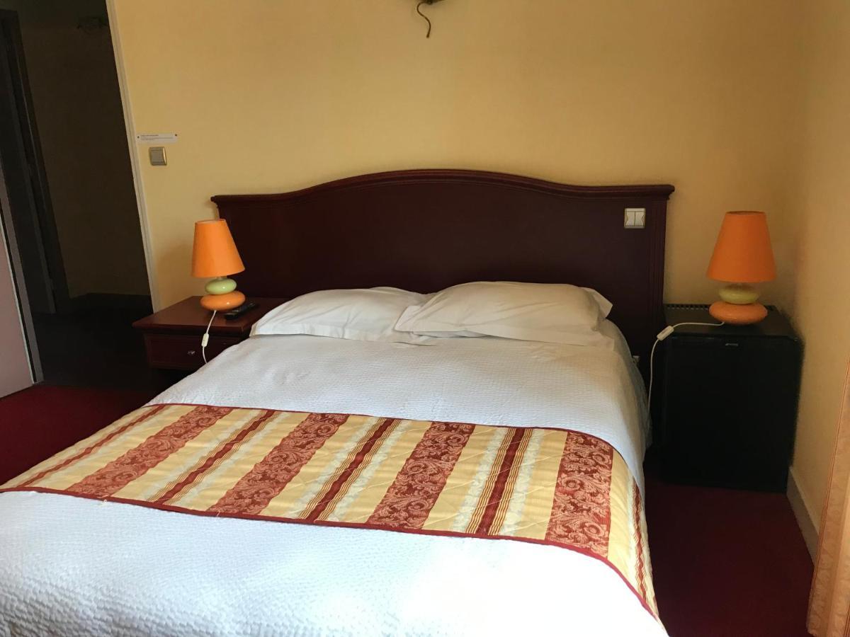 Logis Hotel Saint-Joseph Sancoins Eksteriør bilde
